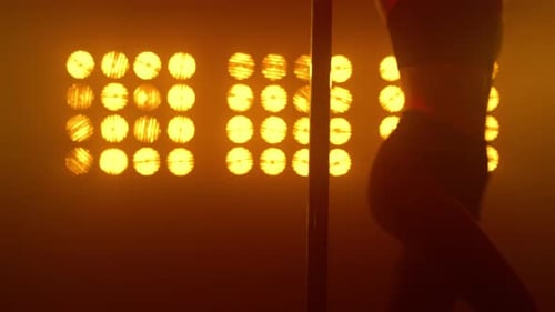 Corpo de garota sexual girando na boate Pole. Mulher em forma dançando strip-tease em boate. Sexy Sli...