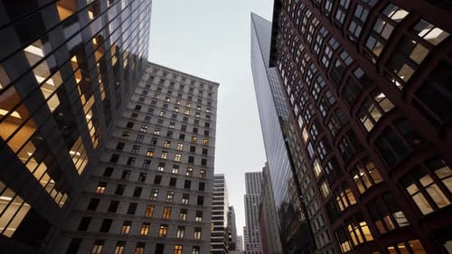 La arquitectura de vidrio brillante refleja los colores cálidos durante las ajetreadas horas de la noche