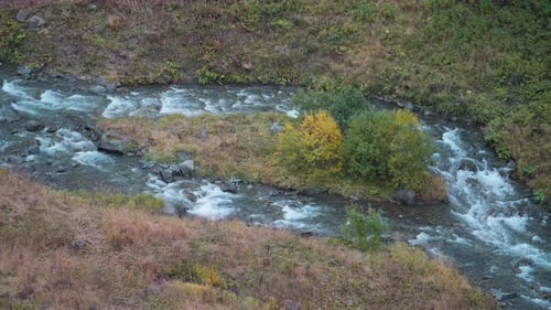 Blick von oben auf einen Wasserlauf