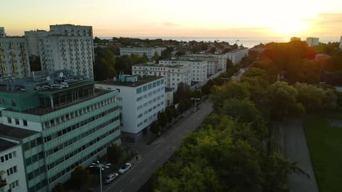 Paysage urbain avec gratte-ciel et gratte-ciel sur la côte de la mer Baltique dans le port de Gdynia, P