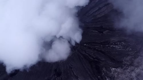Vue aérienne du cratère d'un volcan fumant au lever du soleil, Bromo, Java oriental, Indonésie.