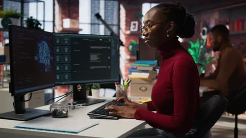 Trabajador de una startup utiliza un chatbot de IA LLM para obtener Ayuda con las tareas de codificación