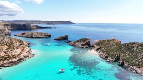 Vue aérienne du bassin peu profond de Blue Lagoon et des îlots calcaires de Comino, Malte, côte méditerranéenne