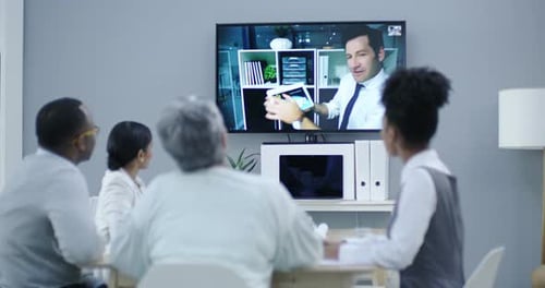Vidéo 4K d'un groupe d'hommes d'affaires participant à une vidéoconférence