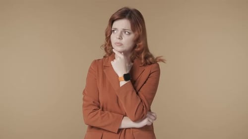 Mittleres isoliertes Video einer jungen Frau, die nachdenklich wegschaut und versucht, sich eine Idee auszudenken