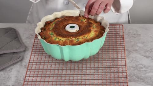 Den frisch gebackenen Funfettti-Bundt-Kuchen aus der Bundt-Kuchenform nehmen