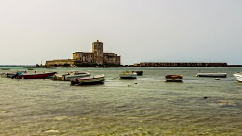 Zeitraffer kleiner Fischerboote, die auf dem Wasser vor Anker liegen