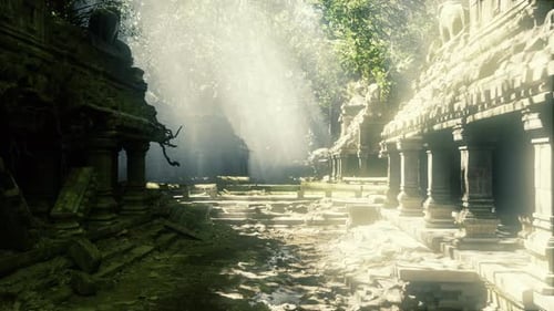 Ruines historiques de l'ancien temple Serenity sous le soleil de la jungle tachetée