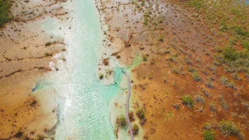 Vue aérienne du lagon turquoise peu profond de Bacalar avec un sentier de promenade au Mexique