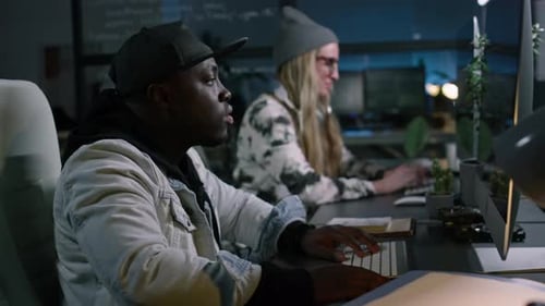 Glücklicher schwarzer männlicher Programmierer, der einen Fehler in seinem Code findet