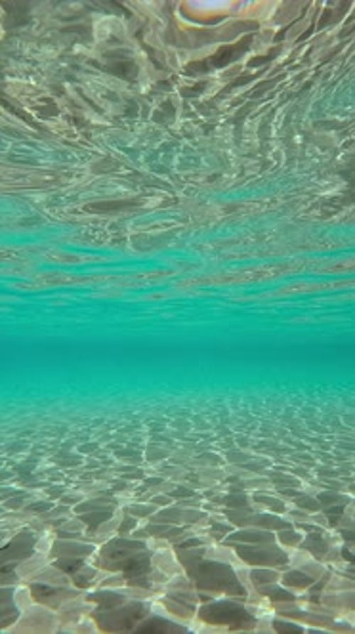 Natürlicher Hintergrund mit Wellen auf der Wasseroberfläche im Küstenbereich