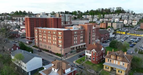 Morgantown, Virgínia Ocidental. Alojamento estudantil e edifícios acadêmicos do campus da WVU. Aeronáutica ascendente.
