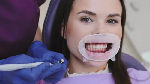 Dentista prepara material de preenchimento tomando a quantidade necessária