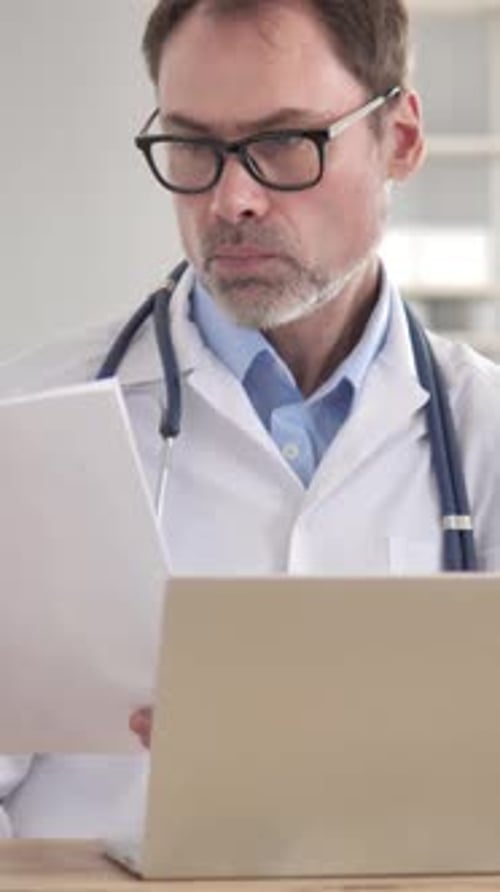 Médecin principal lisant des documents médicaux, Vidéo verticale
