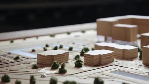 Manos de un profesional que construye un modelo arquitectónico de construcción de ciudades urbanas
