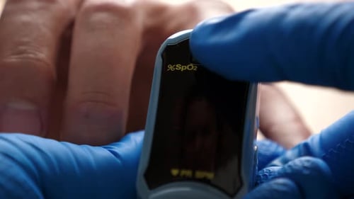 06sm. The heart rate monitor is prepared for the procedure of measuring the level of oxygen in the b
