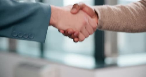 Gens d'affaires, zoom ou poignée de main dans un accord de fusion pour un accueil, une réunion ou un partenariat de bureau