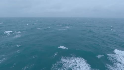 Las olas de agua del río y el mar se encuentran.