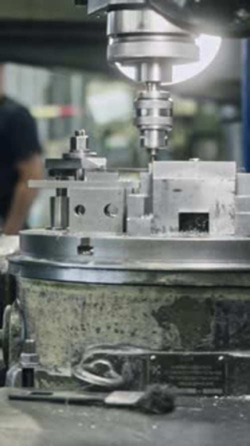 CNC-Fräsmaschine im Einsatz in der Industriewerkstatt