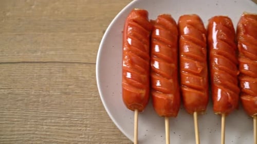 Bratwurstspieß auf weißem Teller