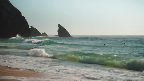 Surfer fangen Wellen im Atlantik
