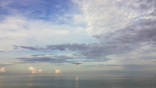 Flugzeug vor der Landung über dem tropischen Meer