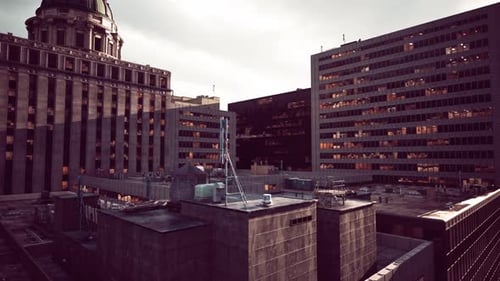 Vista de una ciudad con edificios altos y una torre del reloj