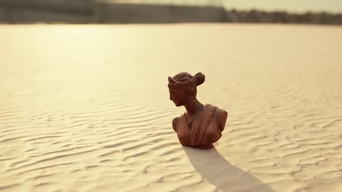 Göttin der Liebe in der griechischen Mythologie auf dem Sand des Strandes
