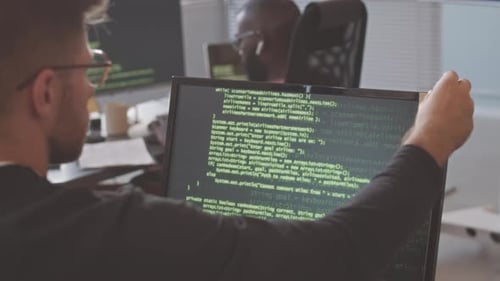 Ingeniero de software desarrolla un nuevo programa en PC