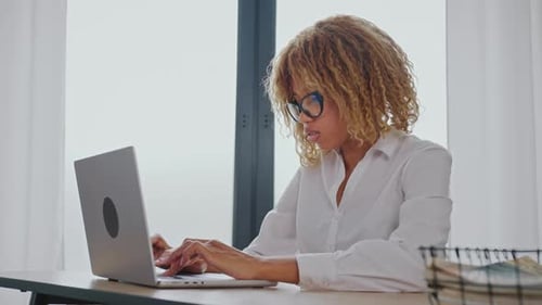 Femme concentrée travaillant dans un espace de travail
