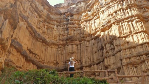 Touristin wandert durch den Sandstone Canyon