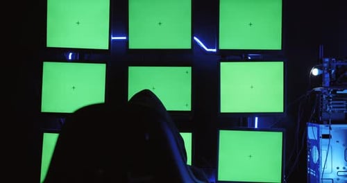 Um hacker masculino está usando um computador para hackear dados e exigir resgate das vítimas.