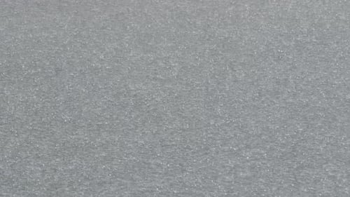 Chovendo - Gotas de chuva na superfície da água. - de perto