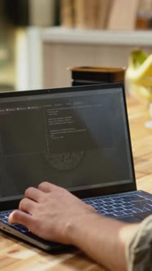 Codificador remoto masculino de vídeo vertical que desarrolla código binario para construir sistemas de software en un portátil
