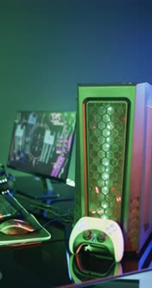 Vertikales Video von Videospiel-Computergeräten auf grünem Neonhintergrund