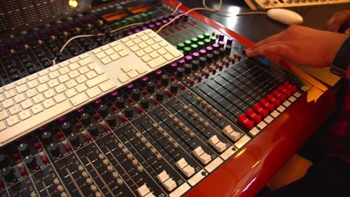 DJ arbeitet an seinem Audiomischpult, Nahaufnahme