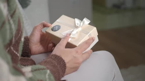 Moment d'ouverture du cadeau lors d'un après-midi agréable