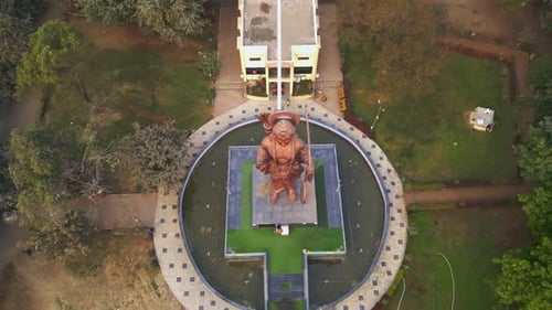 Vue aérienne de l'idole Lord Rama de 70 pieds à Tapovan, Panchavati, à côté de Godavari, Nashik