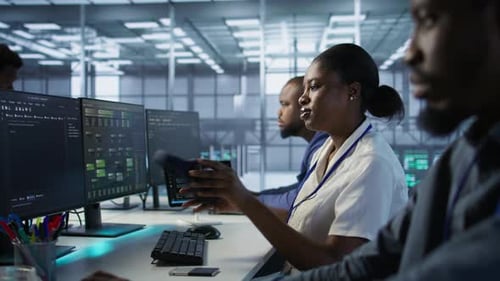Frau im Server-Hub hört Musik und sorgt gleichzeitig für optimale Systemleistung