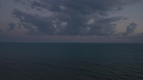Abend Meer oder Ozean Dunkler Himmel mit Wolken