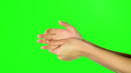 Vidéo 4k d'une femme se frottant les mains contre un écran vert