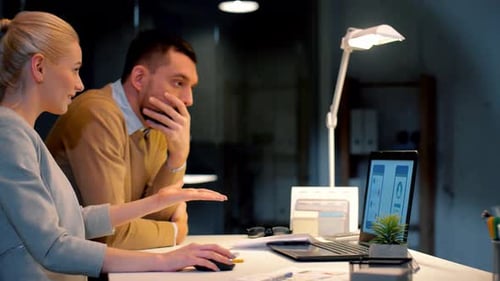 Conceito de negócios, design de interface de usuário e tecnologia - equipe de designers de interface do usuário