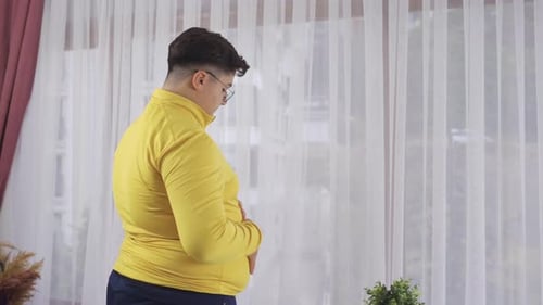 Trauriger Junge wegen seines Übergewichts. Gesundheitliches Problem.