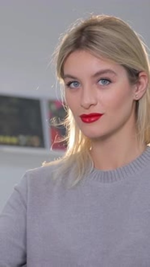 Belle blonde avec rouge à lèvres rouge vif, maquillage brillant d'une femme