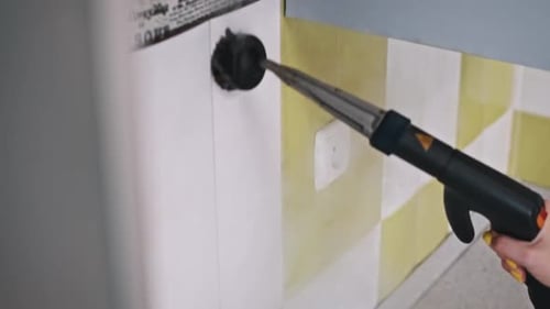 Limpieza a vapor de azulejos de cocina de cerca