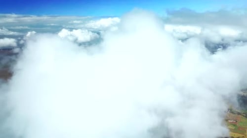 Vue aérienne de l'île de Maui à Hawaï. Vol à travers les nuages