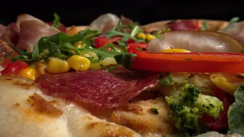 Nahaufnahme Die Hand von Chef Baker macht eine Pizza bei Kitchen ProRes