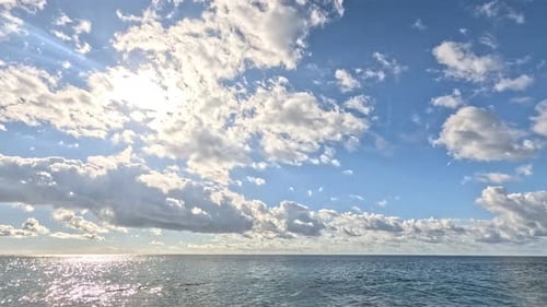 Meereshimmel, Wolken, ruhiges, glitzerndes Wasser bei strahlendem, sonnigem Wetter, Wunderschöne, ruhige Meereslandschaft