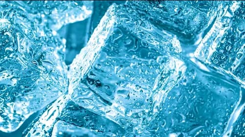 Movimiento de cubos de hielo (4K)