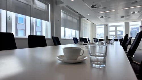 Réduction des effectifs et licenciements d'entreprises Salle de conférence vide avec tasses de table et verres après la réunion